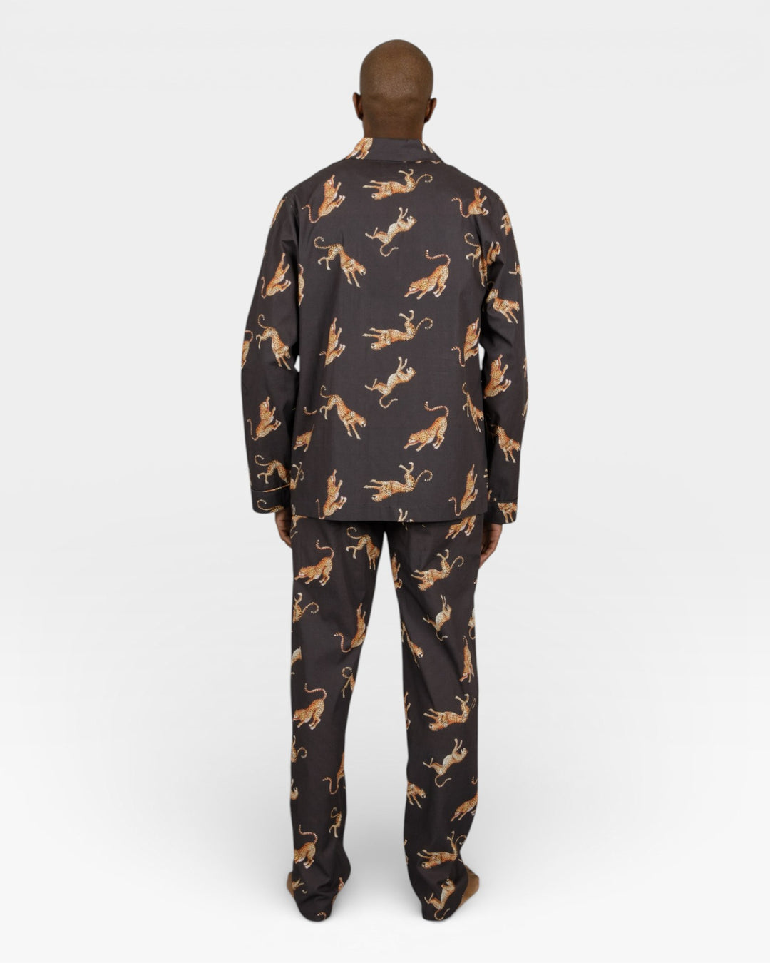 Mönstrad pyjamas herr i bomull med handmålade geparder