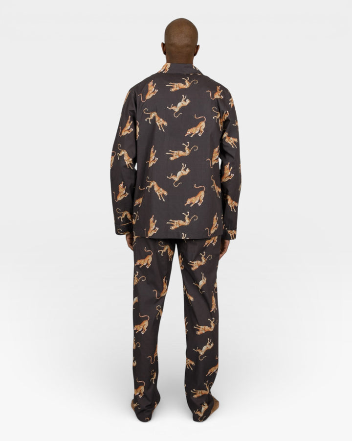Mönstrad pyjamas herr i bomull med handmålade geparder