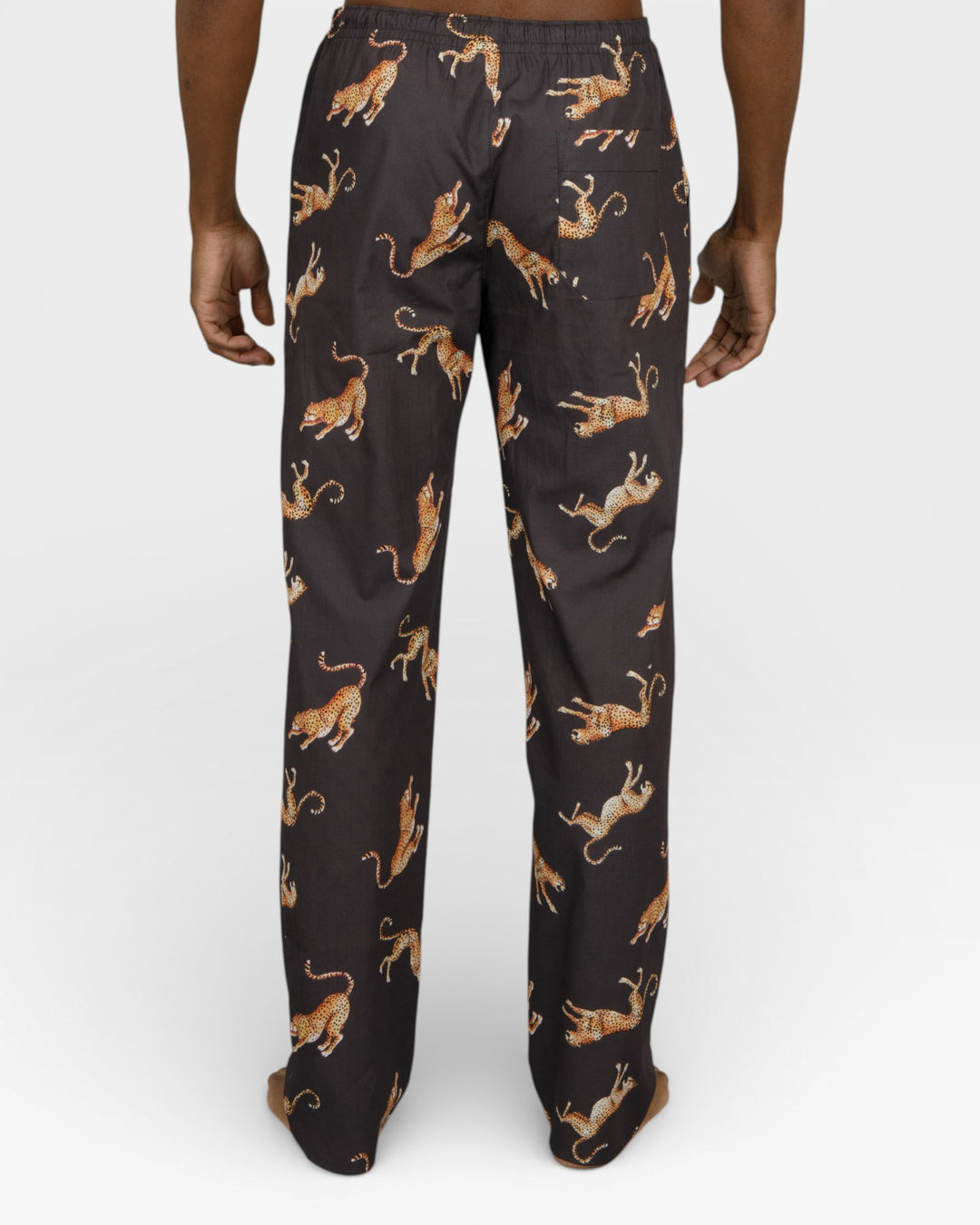 Detalj av midja och passform på antracitfärgad pyjamas herr