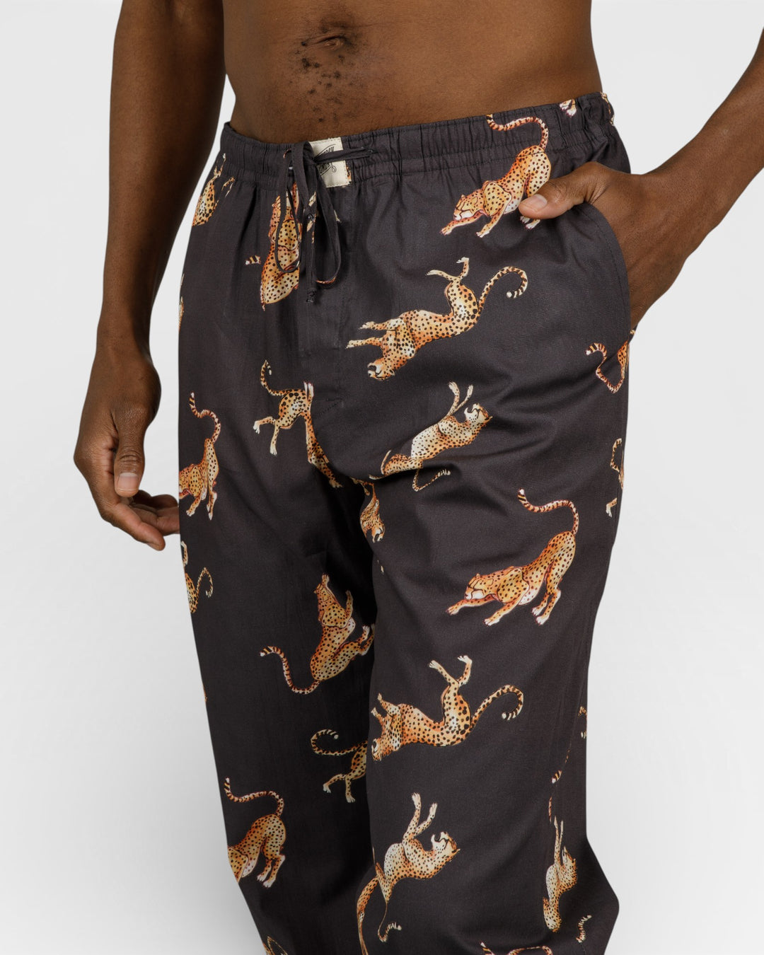 Närbild på Jumping Cheetah mönster på antracitfärgad bas