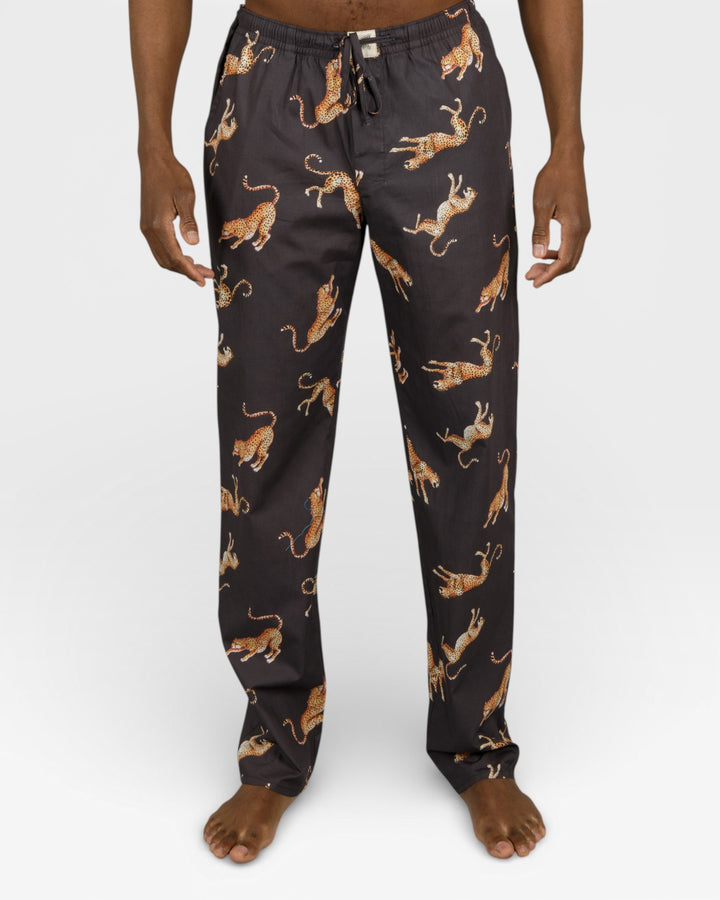 Pyjamasbyxor herr med fickor och mönster av hoppande geparder