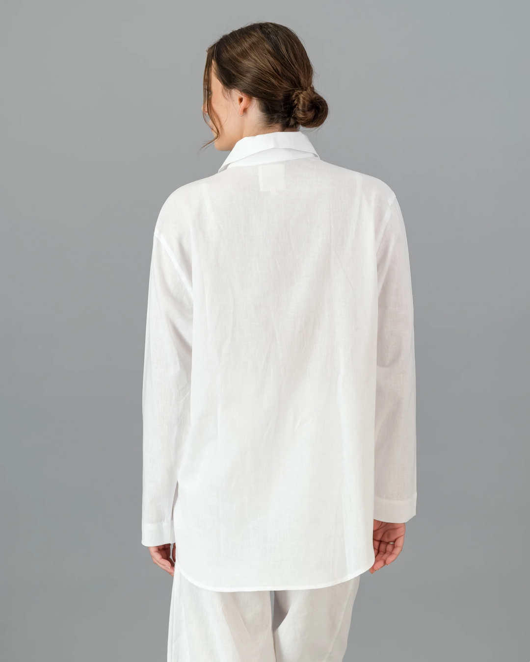 Chemise longue en lin blanche femme sale